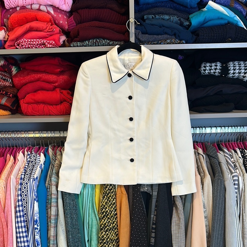 Casual Corner ivory/black piping 5 button blazer size 2
